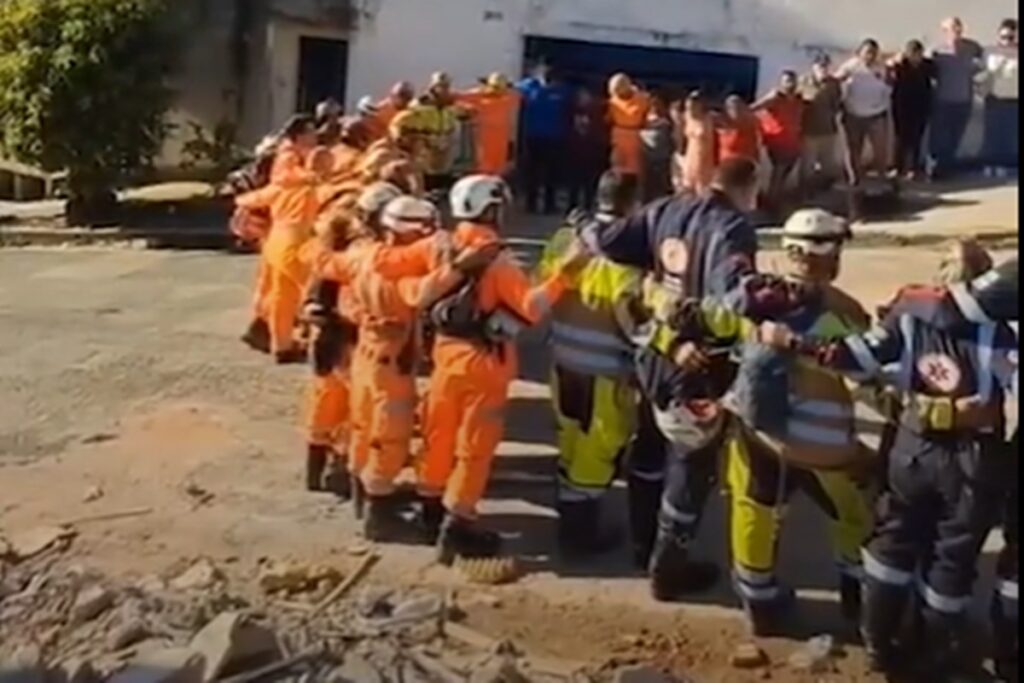 bombeiros-oram-apos-buscas-em-asilo-que-desabou-e-matou-12-em-bh.-veja-video