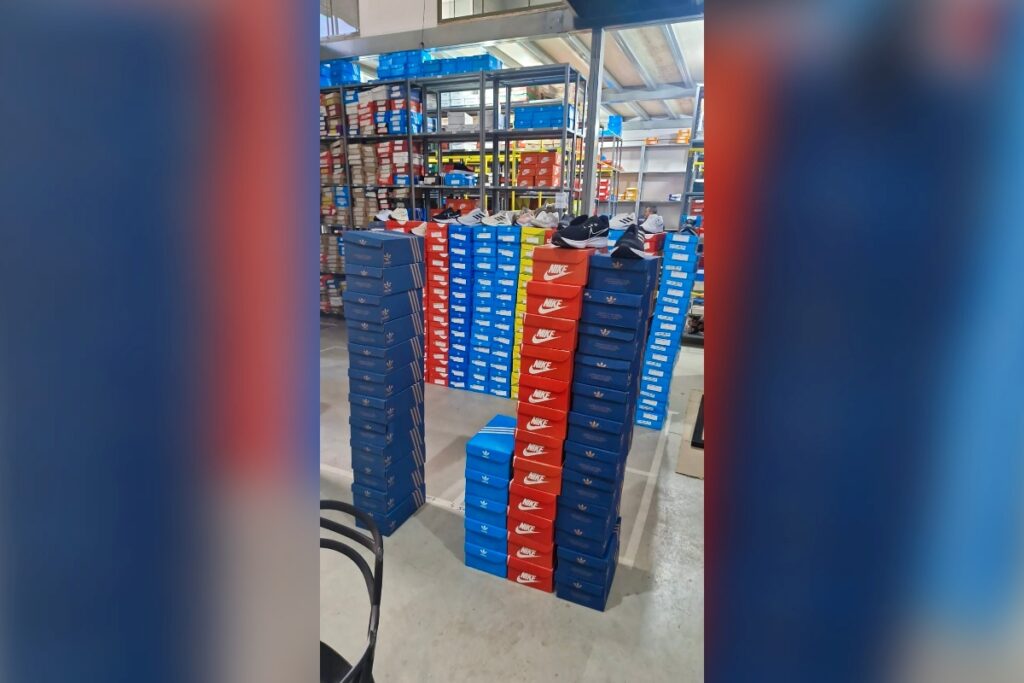 tenis,-roupas-e-bolsas:-policia-apreende-produtos-falsificados-em-mg