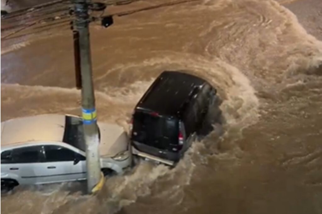 fortes-chuvas-em-bh-provocam-alagamentos-e-vias-sao-interditadas.-veja-video