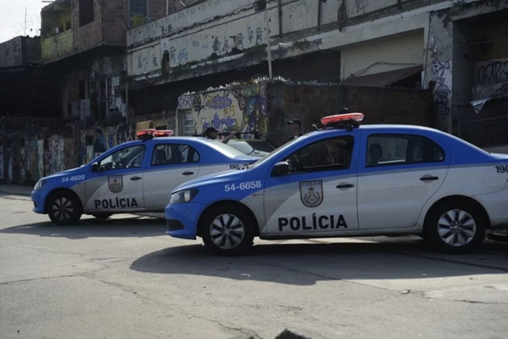 tres-pms-sao-presos-por-roubo-de-celulares-durante-abordagem-no-rio