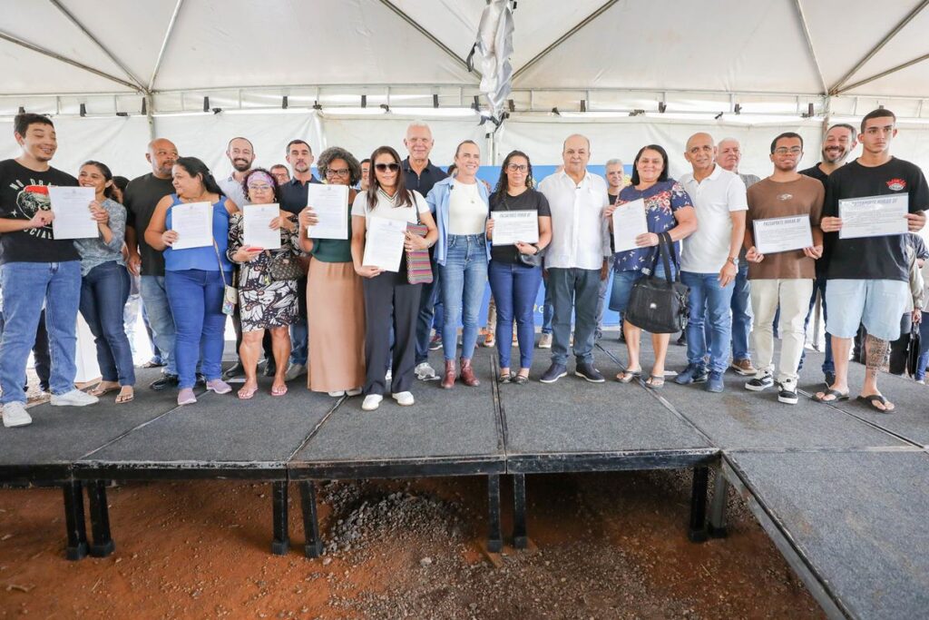 ibaneis-entrega-500-escrituras-para-casas-de-familias-do-arapoanga