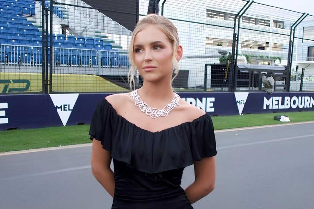 namorada-de-piloto-da-f1-usa-colar-luxuoso-com-as-pistas-da-temporada