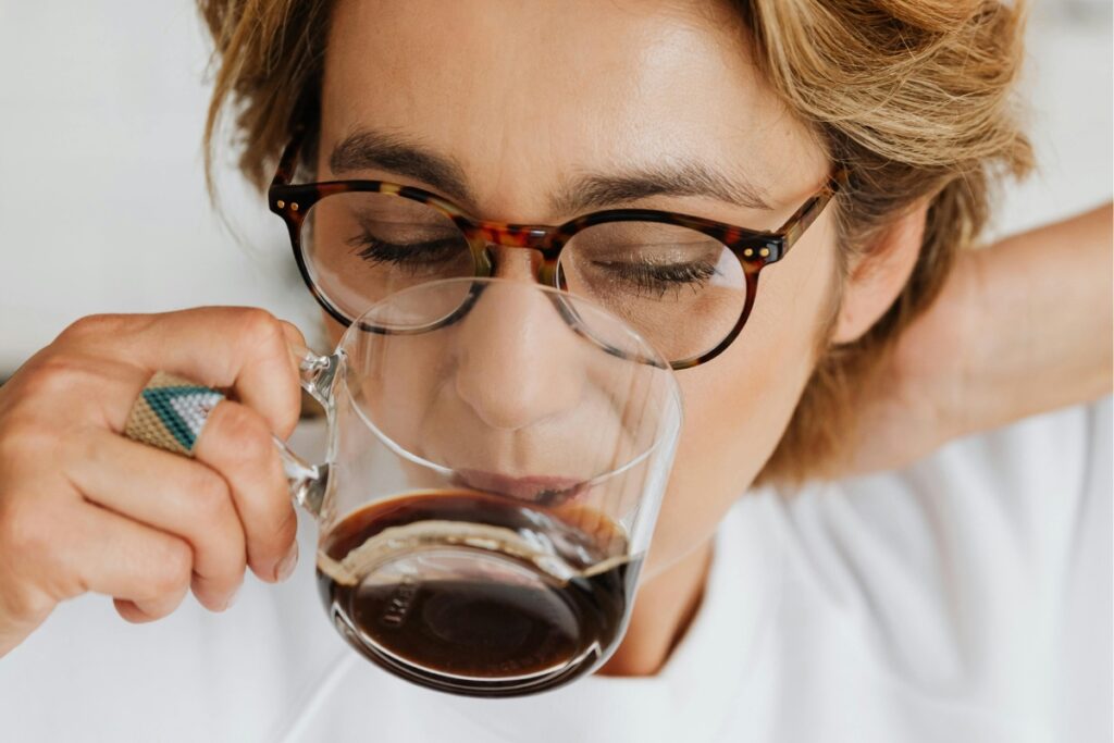 nao-e-ao-acordar:-veja-o-melhor-horario-para-tomar-cafe-e-ter-energia