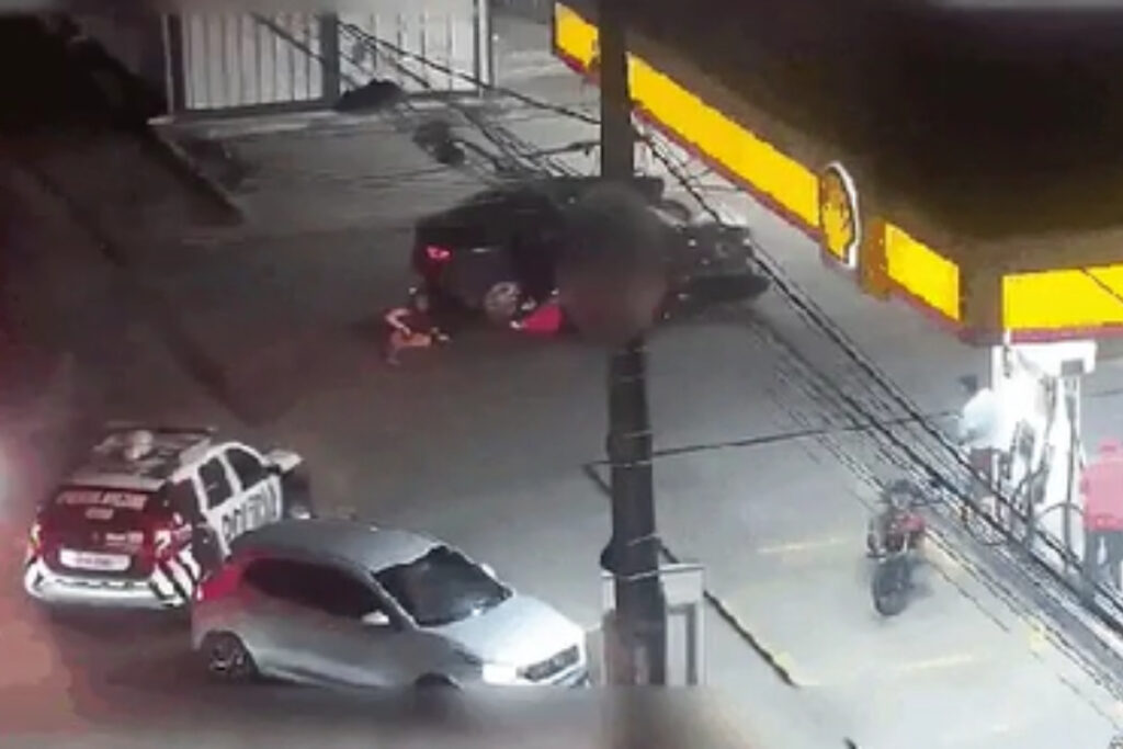 irmas-sequestradas-pelo-padrasto-pulam-de-carro-durante-fuga-policial.-veja-video