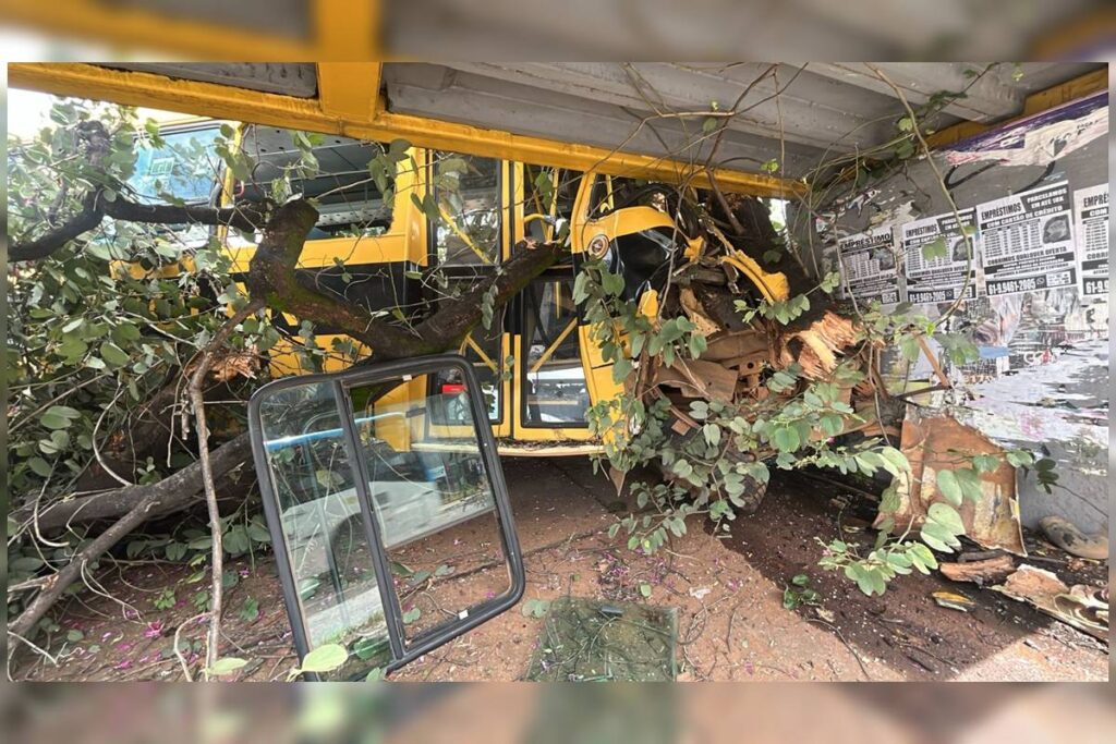 acidente-com-onibus-escolar:-por-falta-de-lugar,-alunas-viajaram-em-pe