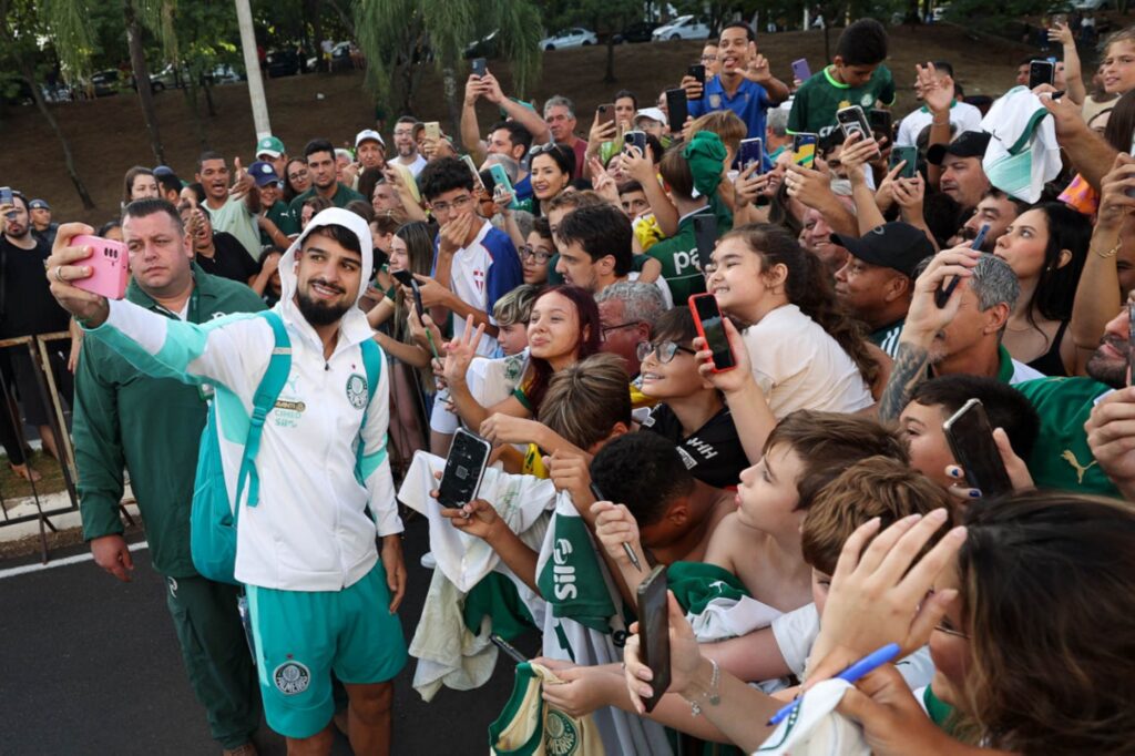palmeiras-e-recebido-com-festa-da-torcida-antes-de-final-do-paulistao