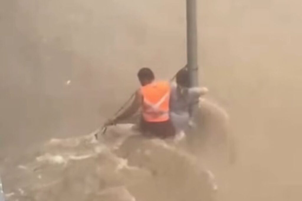 mulher-se-agarra-em-poste-e-e-socorrida-apos-enxurrada-em-sorocaba