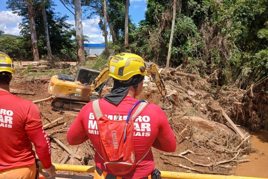 bombeiros-e-caes-seguem-buscas-por-ultimo-desaparecido-em-uba-(mg)