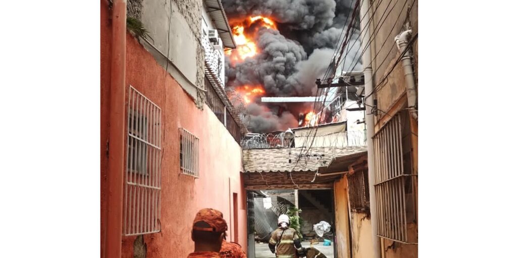 incendio-de-grandes-proporcoes-atinge-galpao-no-rio