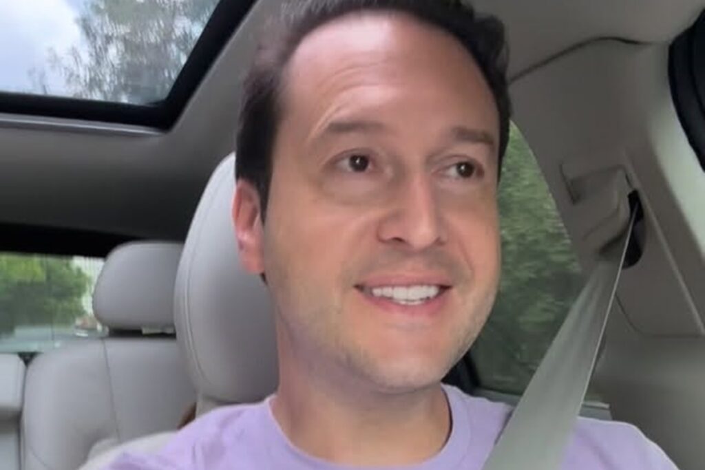 apresentador-da-record-anuncia-nascimento-do-3o-filho-e-se-declara.-veja-video