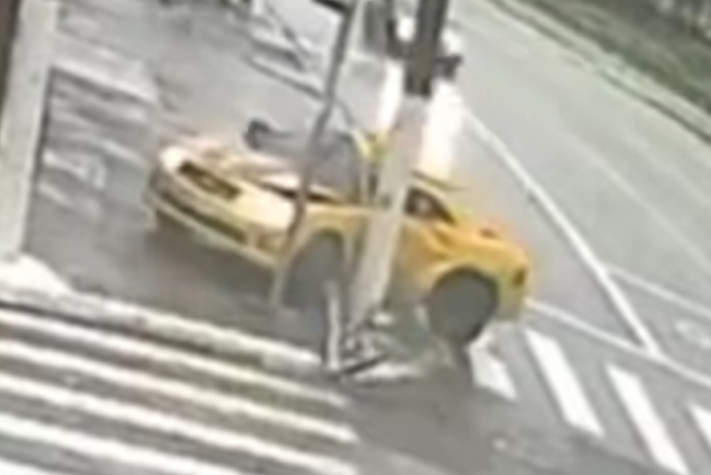 pm-e-resgatado-de-helicoptero-apos-bater-camaro-amarelo-contra-poste.-veja-video