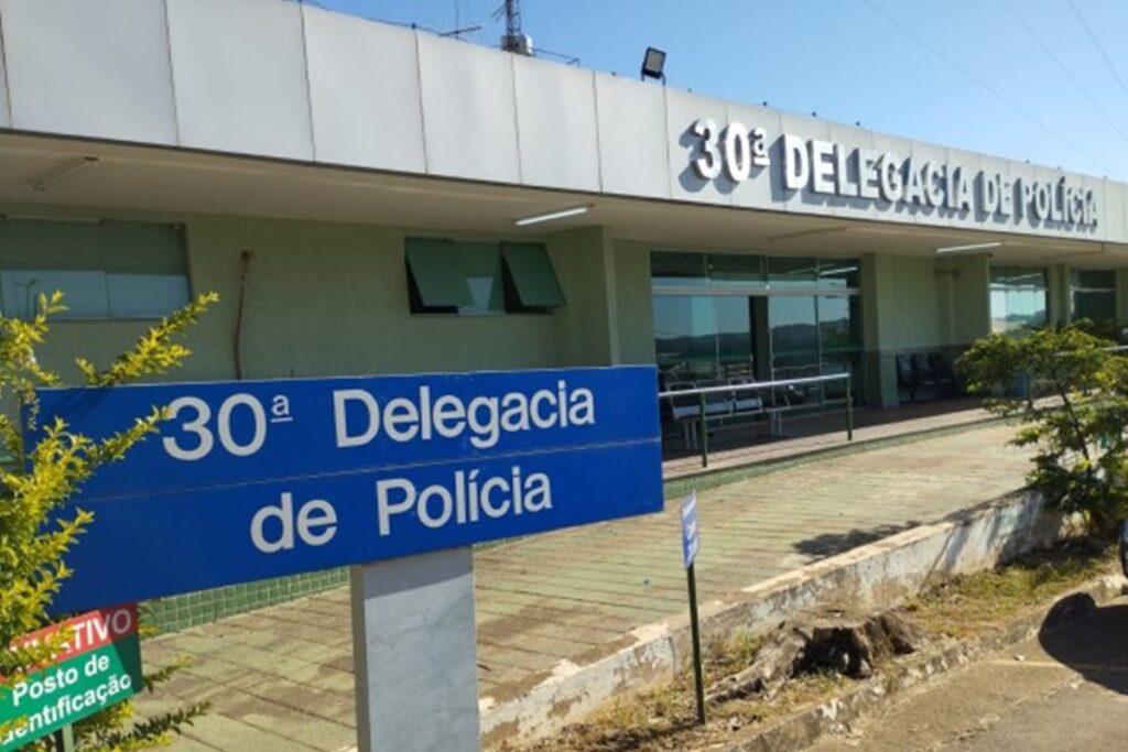 mulher-que-esfaqueou-marido-apos-agressao-se-entrega-e-responde-por-legitima-defesa.-veja-video