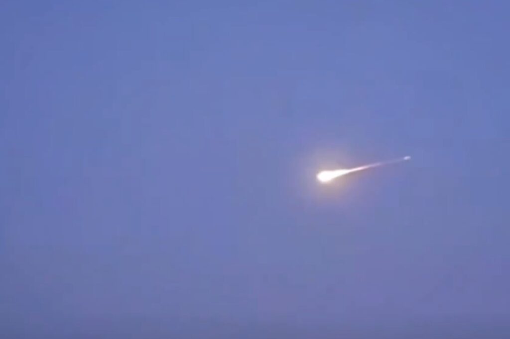 meteorito-cai-na-alemanha-e-e-confundido-com-missil-iraniano