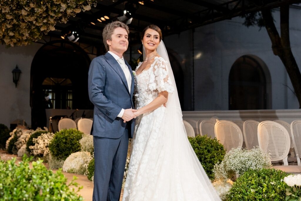 milena-camara-e-antonio-souza-trocam-aliancas-em-cerimonia-comovente