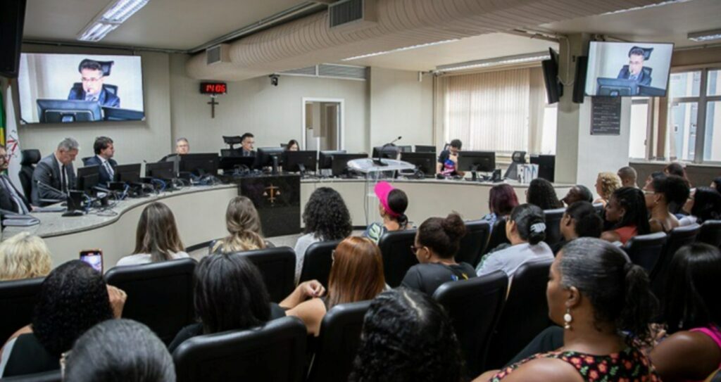 greve-na-educacao-em-bh:-servidores-voltam-a-negociar-com-a-prefeitura