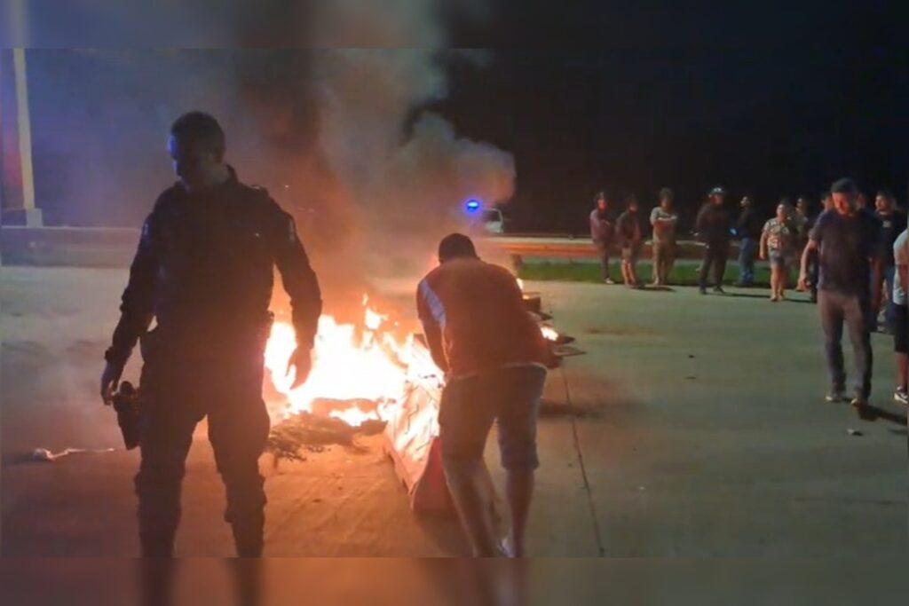 fogo-em-pneus:-sem-luz,-moradores-protestam-e-fecham-via-estrutural.-veja-video