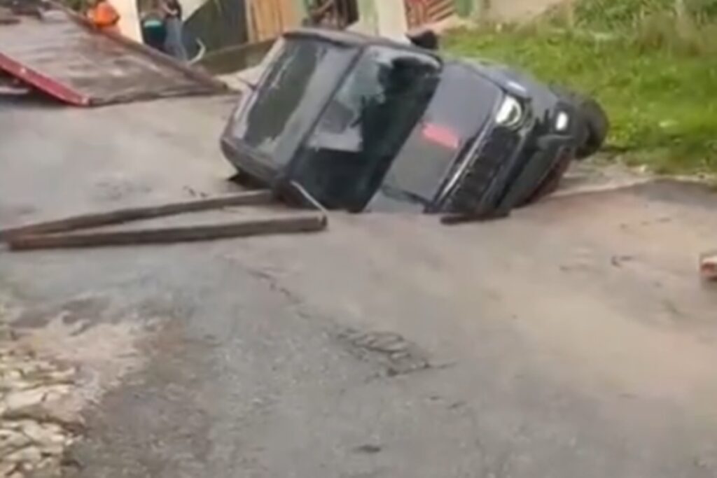 cratera-engole-carro-e-assusta-moradores-em-contagem-(mg);-video