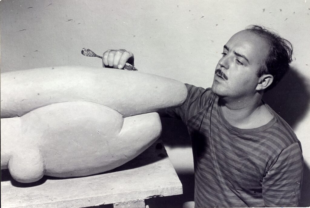 obras-de-sergio-camargo-dialogam-com-estrutura-do-teatro-nacional