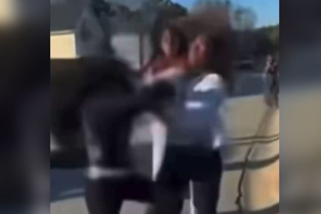 eua:-estudante-de-12-anos-morre-apos-briga-na-saida-de-onibus-escolar