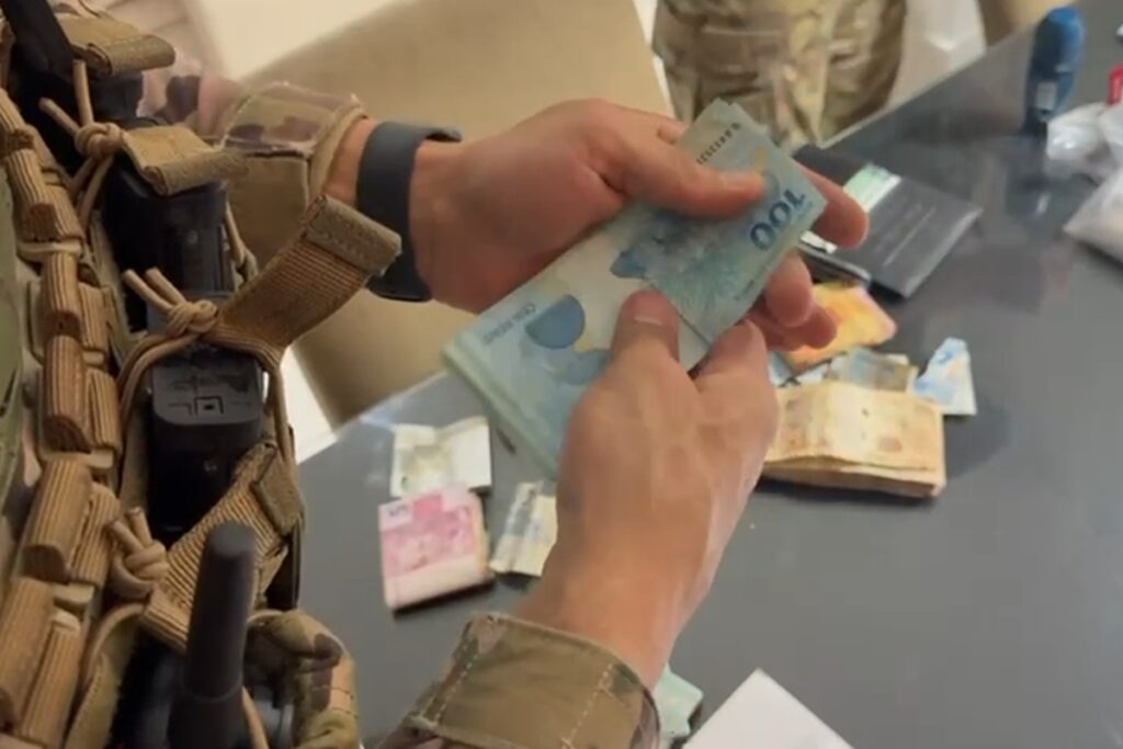 pf-acha-dinheiro-com-policial-suspeito-de-extorquir-lideres-do-cv.-veja-video