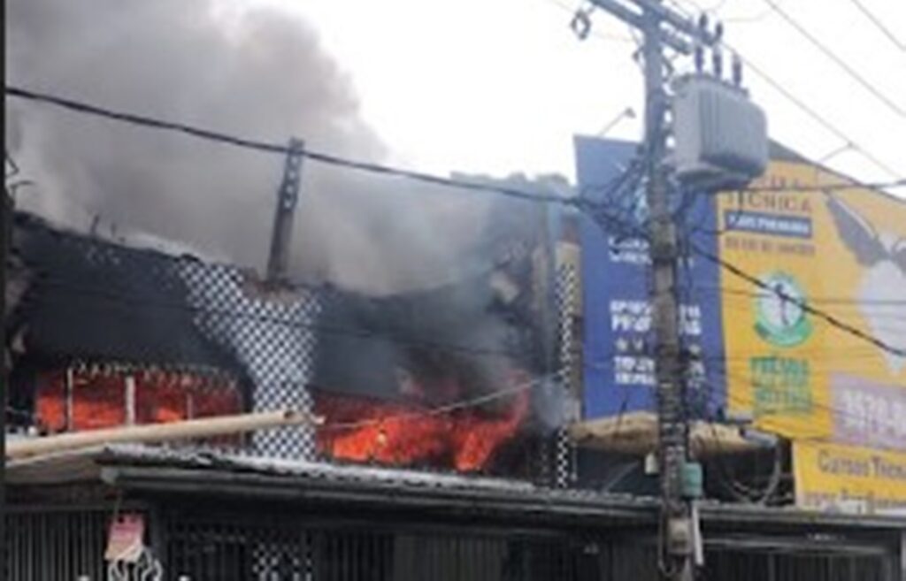 bombeiros-combatem-incendio-em-galpao-no-rj-ha-mais-de-24-horas