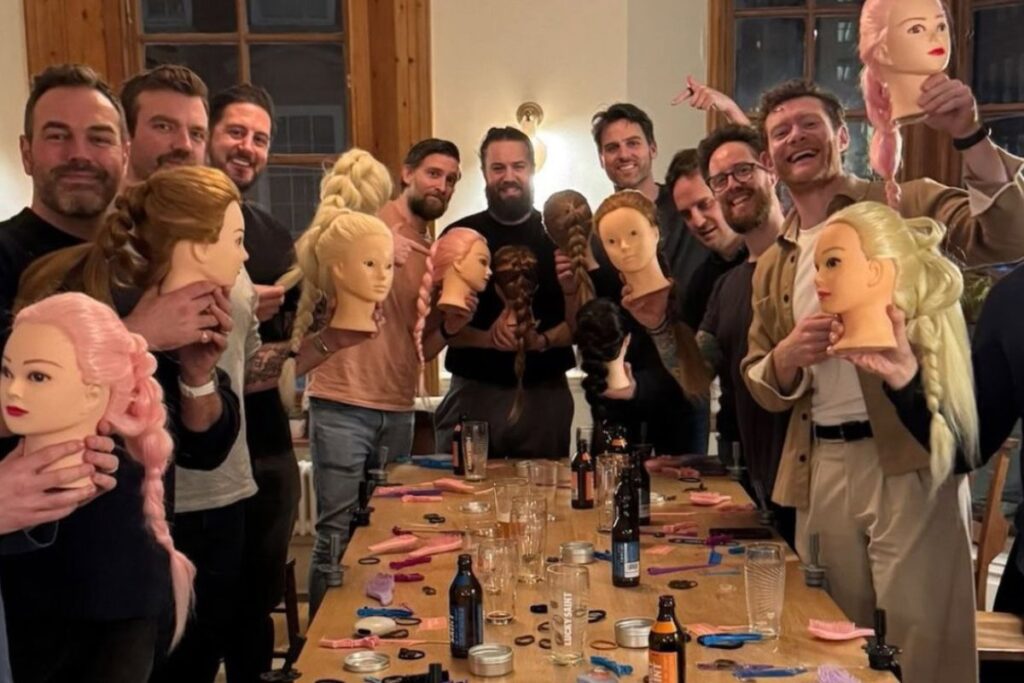 paternidade-real:-pais-se-juntam-para-aprender-penteados-e-viralizam