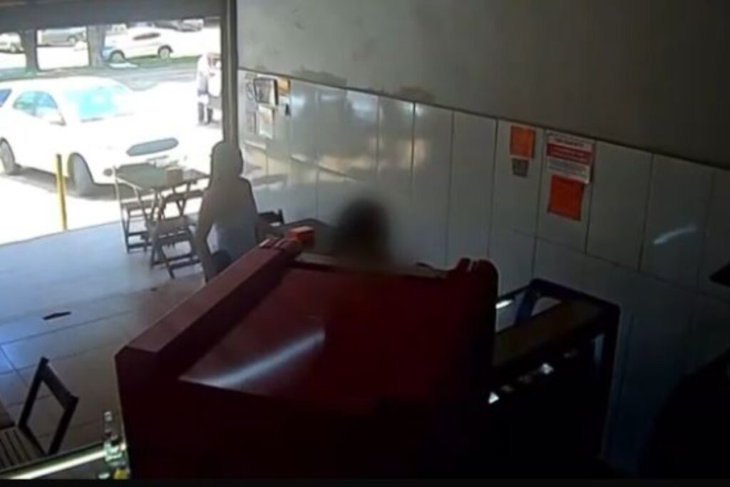 mulher-descontrolada-invade-lanchonete-no-df-e-esfaqueia-ex-namorado.-veja-video