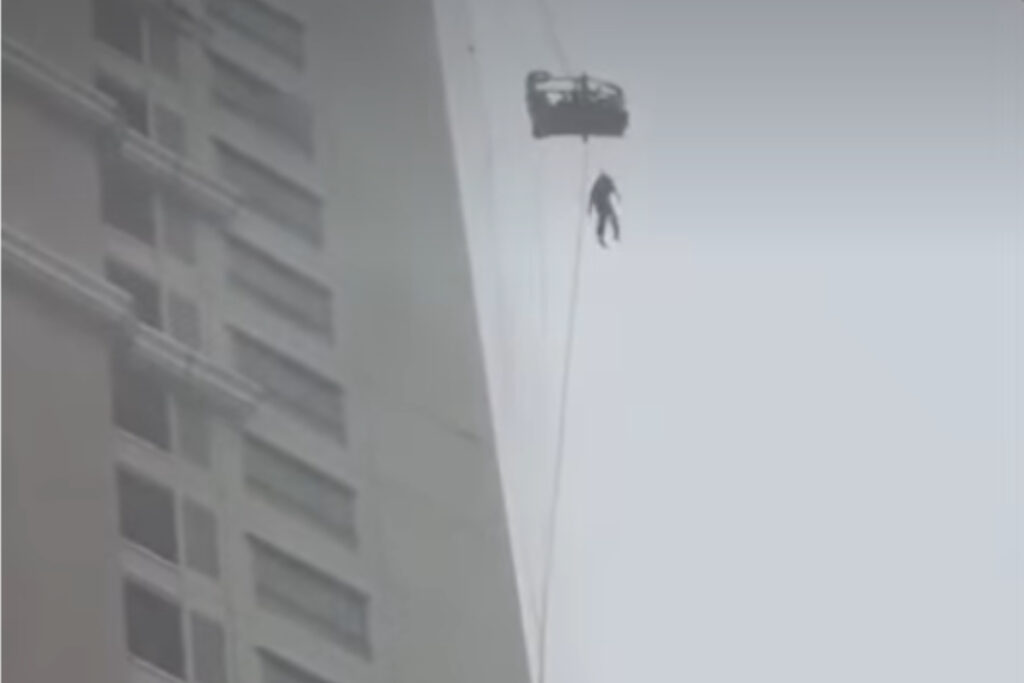 limpador-de-janelas-morre-ao-ser-arremessado-de-andaime-no-26o-andar.-veja-video
