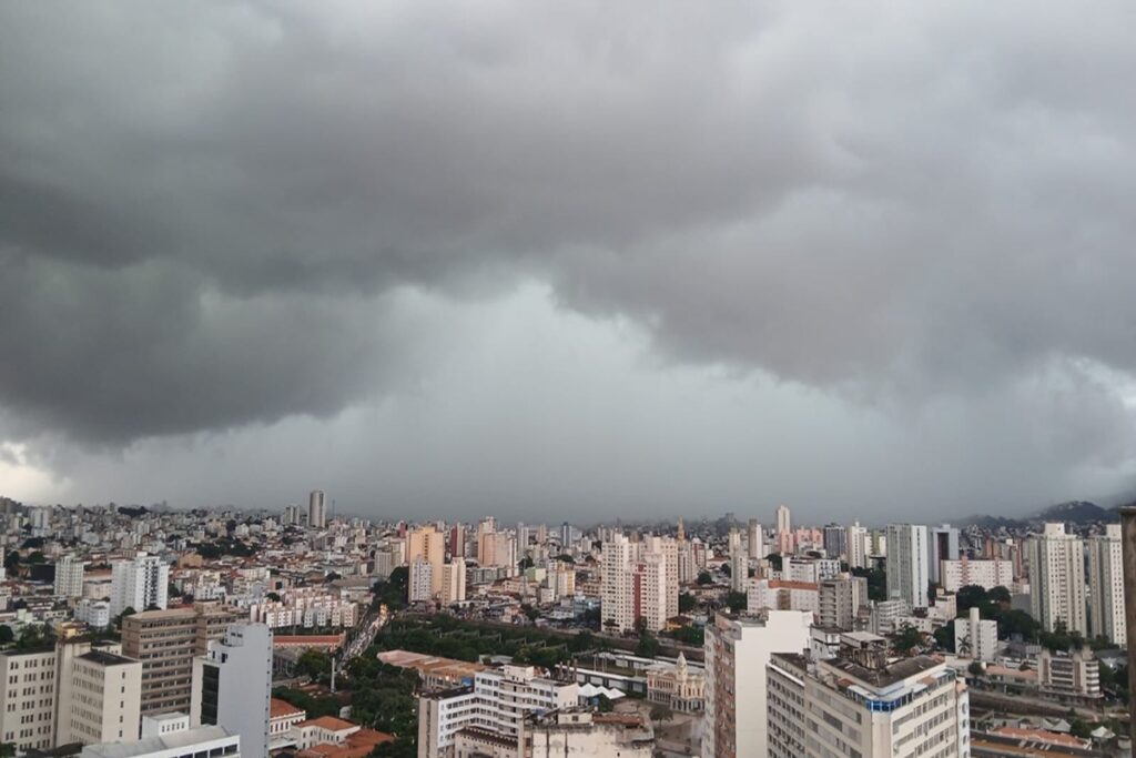 ceu-escurece-e-chove-forte-em-belo-horizonte-nesta-quarta-(11/3)