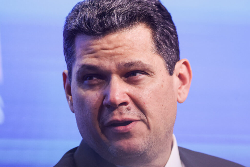 questionado,-alcolumbre-desconversa-sobre-cpi-do-master.-video