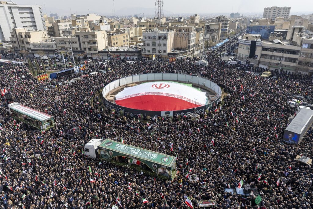 funeral-de-militares-mortos-por-eua-e-israel-arrasta-multidao-no-ira