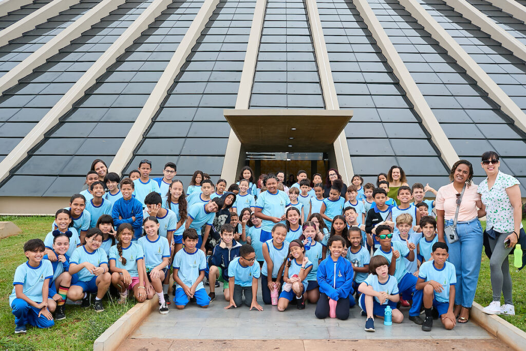 sergio-camargo:-alunos-conhecem-obras-ineditas-do-escultor-no-teatro