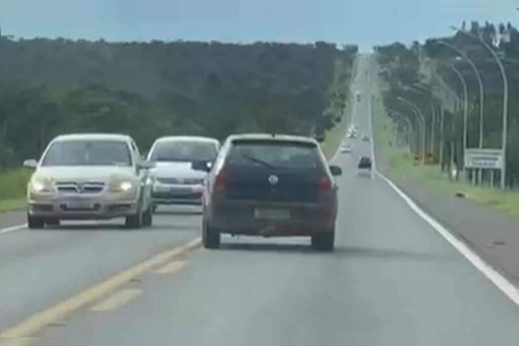 bebado,-motorista-anda-em-zigue-zague-e-quase-causa-acidente-no-df.-veja-video
