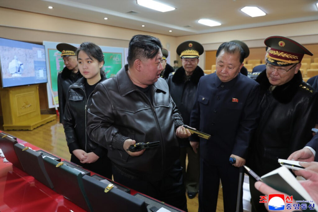kim-jong-un-leva-filha-para-fazer-teste-de-tiro-em-fabrica-de-municoes