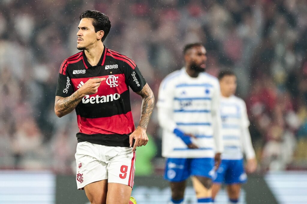 com-gols-de-pedro-e-carrascal,-flamengo-vence-e-afunda-o-cruzeiro
