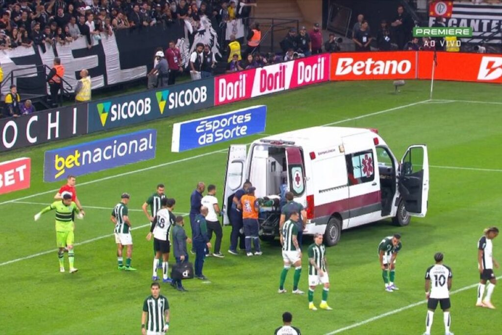 zagueiro-do-coritiba-deixa-gramado-de-ambulancia-apos-cabeceio;-veja