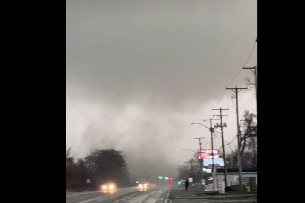 tornado-deixa-ao-menos-dois-mortos-em-indiana,-nos-eua