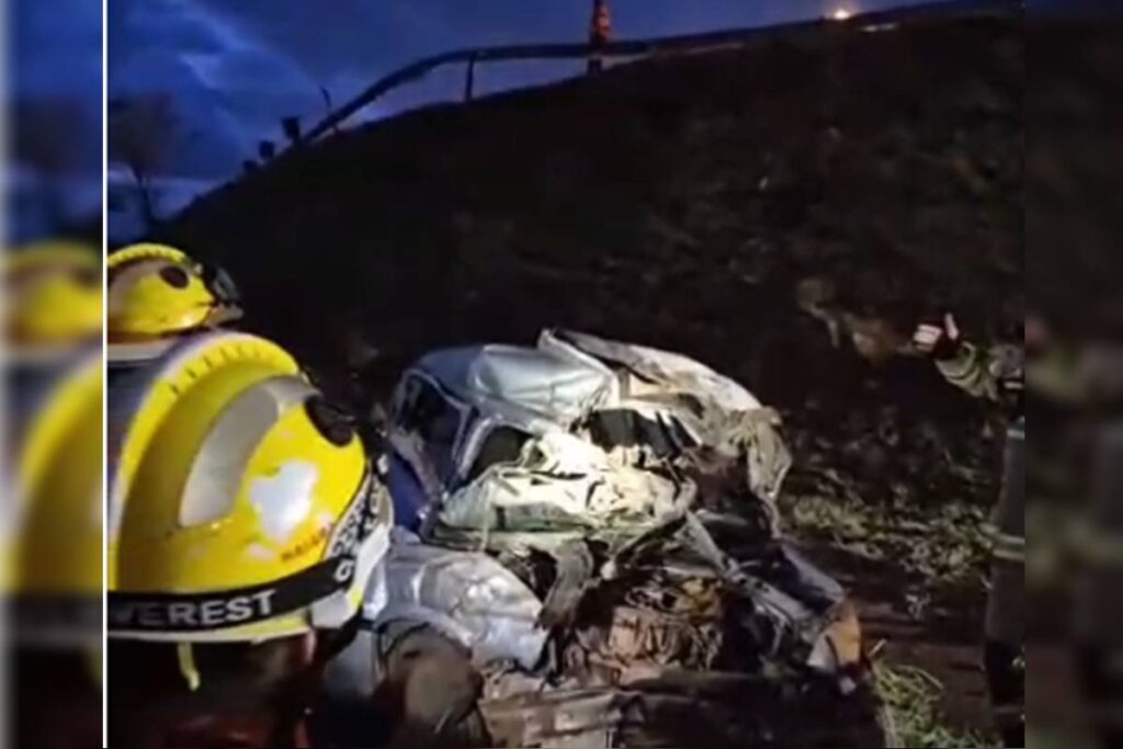 carro-fica-destruido-ao-passar-direto-em-viaduto-e-cair-de-ribanceira.-veja-video