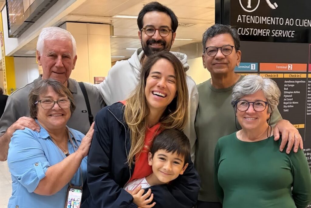 atriz-mia-mello-chega-ao-brasil-apos-ficar-“presa”-no-catar