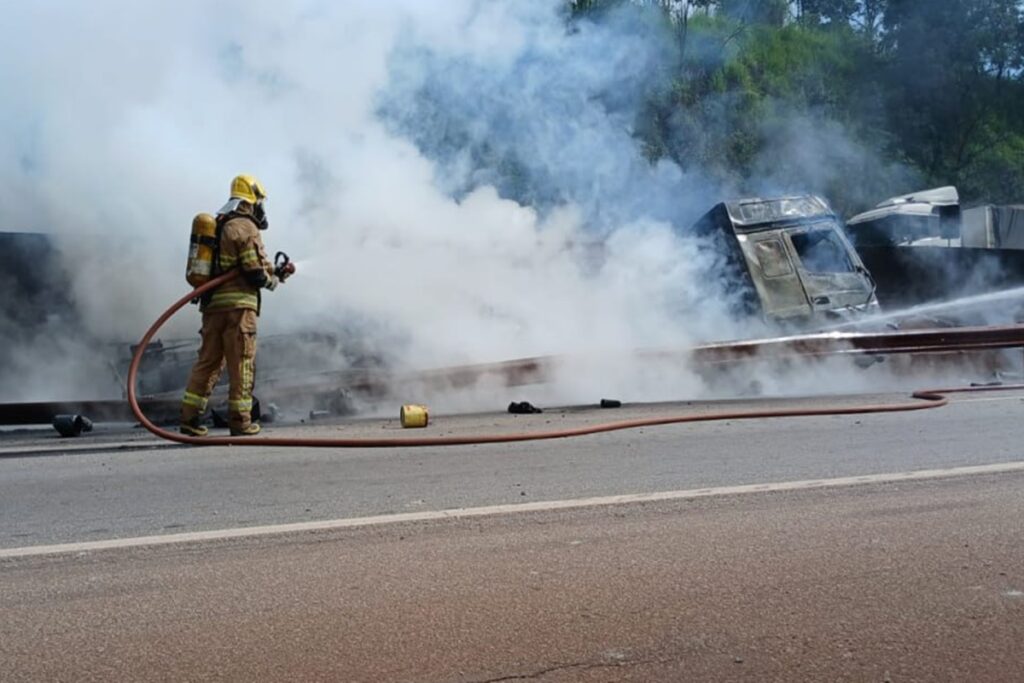 colisao-entre-caminhoes-com-liquidos-inflamaveis-fecha-rodovia-em-mg
