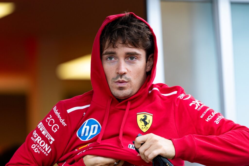 formula-1:-charles-leclerc-“joga”-mario-kart-em-carro-da-ferrari