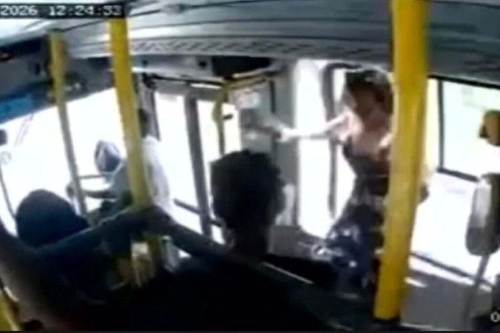 jovem-cai-de-janela-de-onibus-em-movimento-e-morre-policia-apura-caso.-video