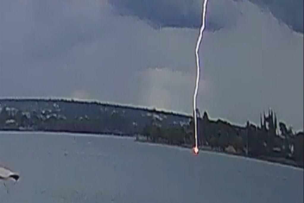 camera-registra-momento-exato-em-que-raio-atinge-canoa-no-lago-paranoa.-veja-video