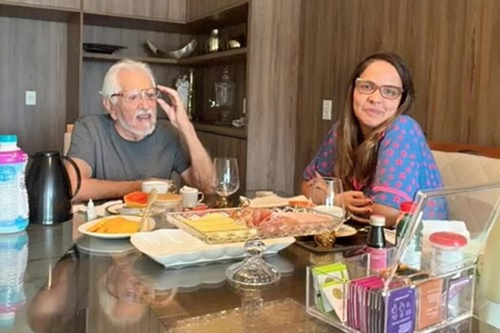 carlos-alberto-de-nobrega-chora-e-celebra-aniversario-apos-internacao.-veja-video