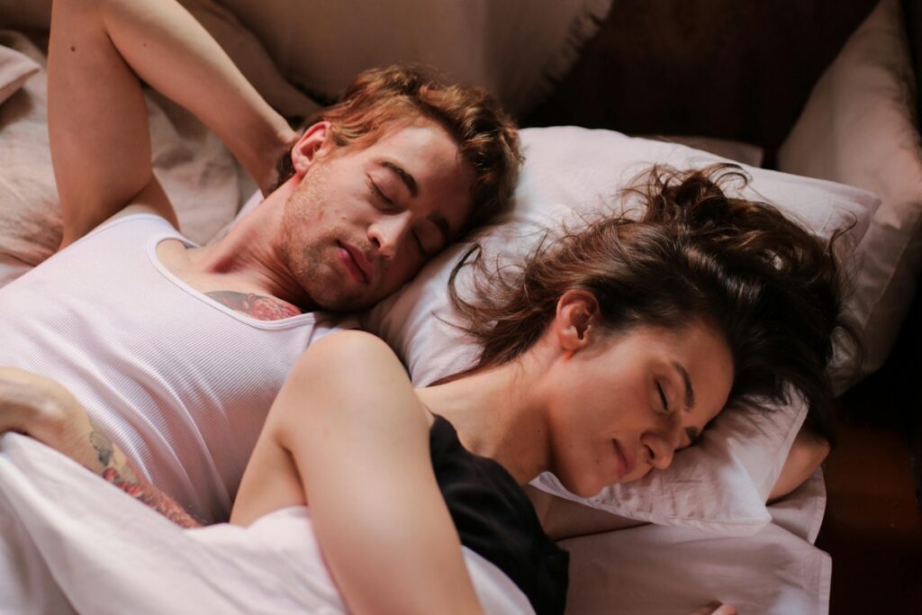 dormir-de-lado-ou-de-costas?-a-melhor-posicao-para-proteger-sua-coluna