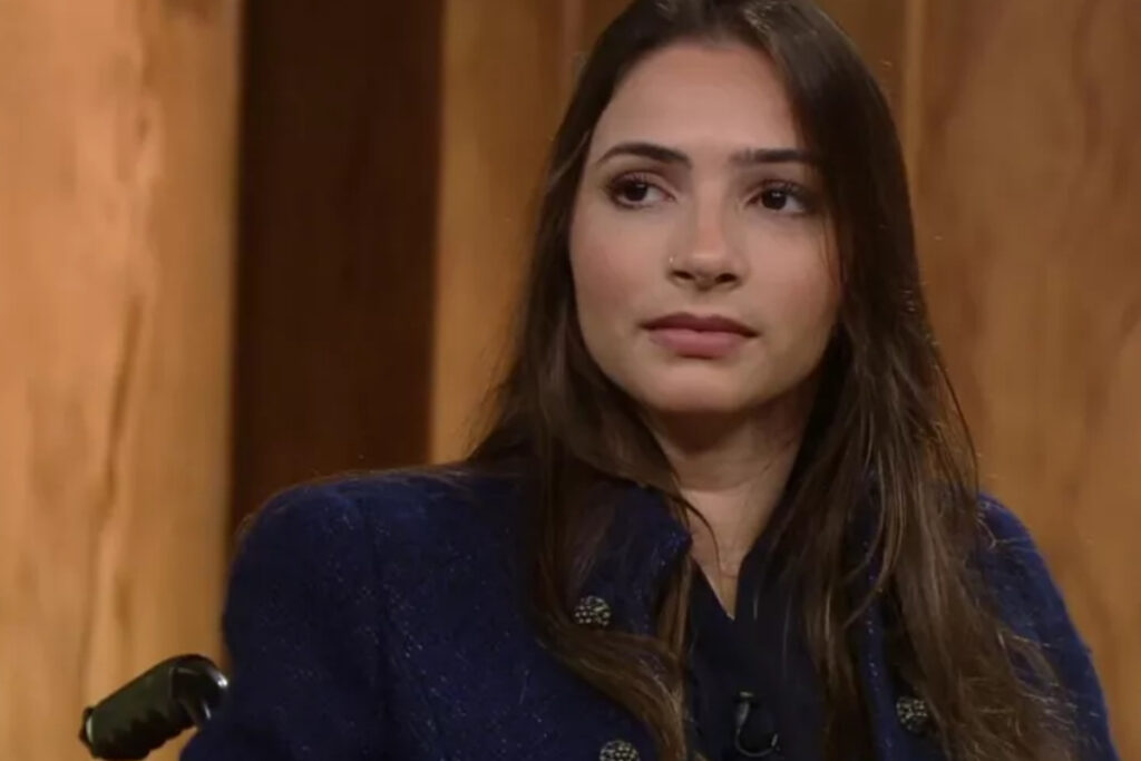 ex-ginasta-lais-souza-causa-comocao-ao-aparecer-de-pe-em-foto