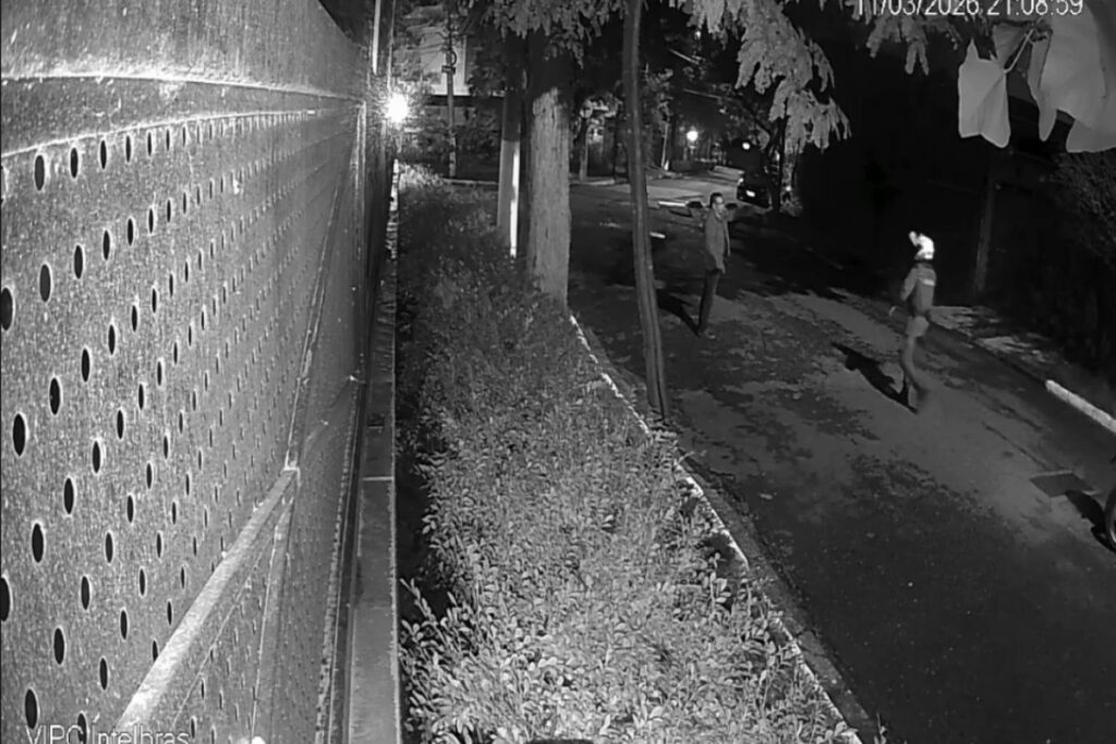 suspeito-abandona-moto-e-pula-muro-de-casa-para-escapar-de-abordagem.-veja-video