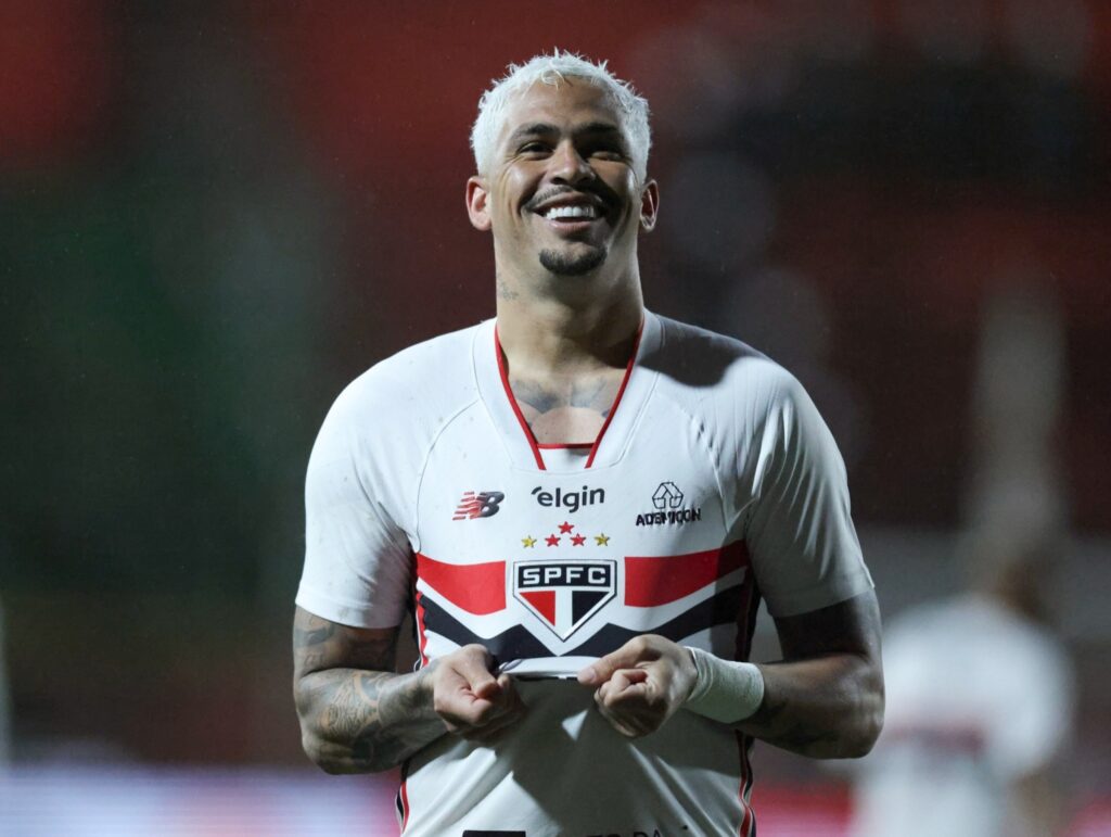 brasileirao:-sao-paulo-vence-chapecoense-e-assume-a-lideranca