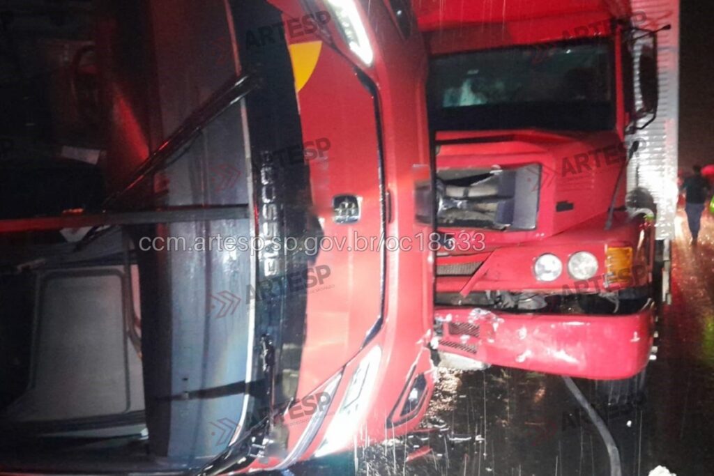 onibus-tomba-com-36-passageiros-e-e-atingido-por-caminhao-em-acidente