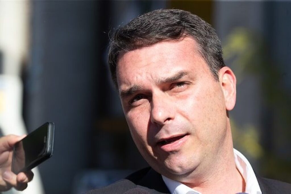 flavio-bolsonaro-diz-que-eua-pode-taxar-o-brasil-por-veto-a-assessor